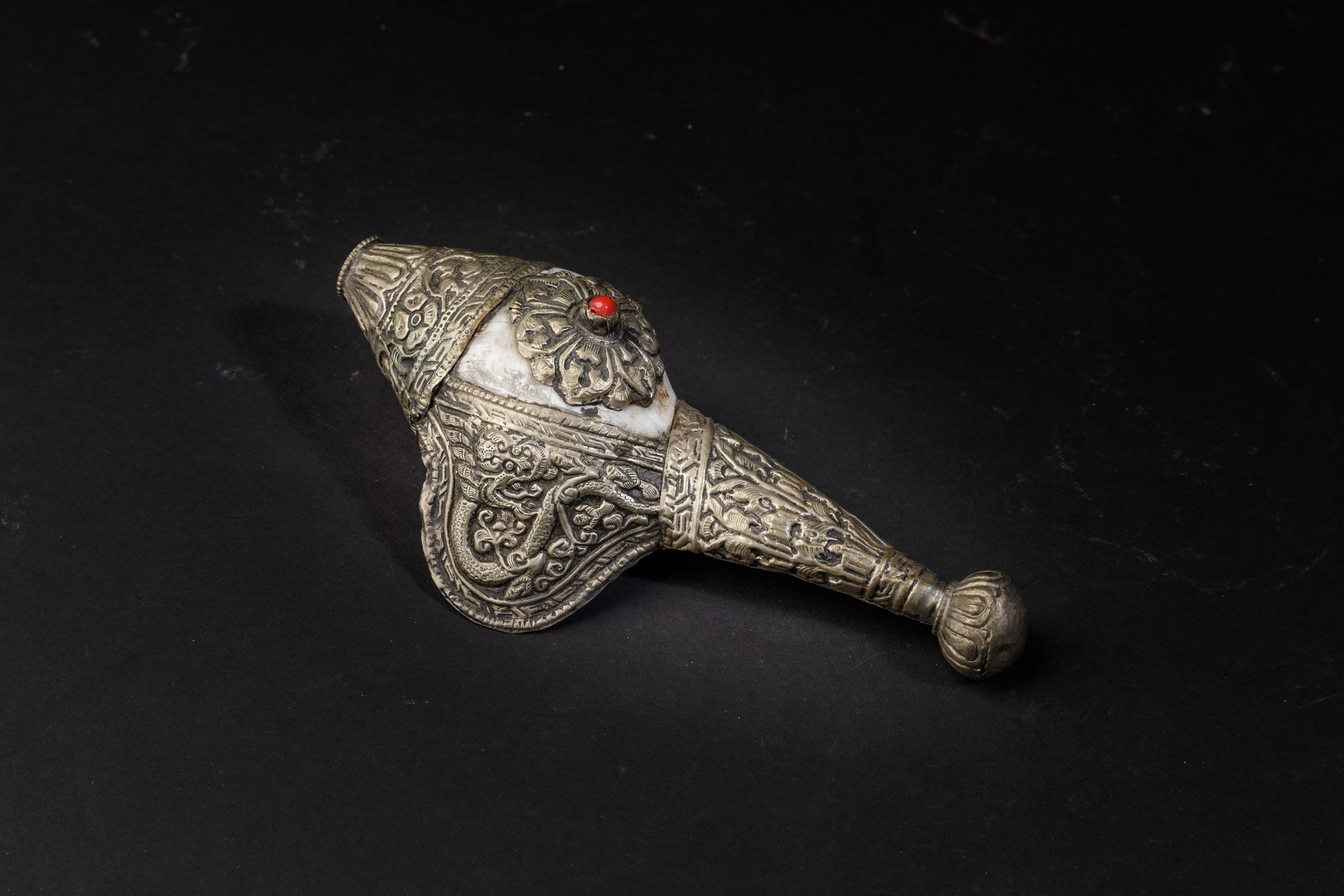 Conchiglia Votiva con Montatura in Argento e Innesto di Pietra Dura, Tibet, XIX Secolo