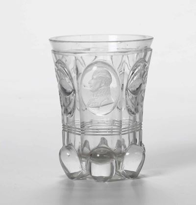 Un Gobelet in Cristallo Molato, Francia, Manifattura di Baccarat, Circa 1830, Decoro con Medaglio...