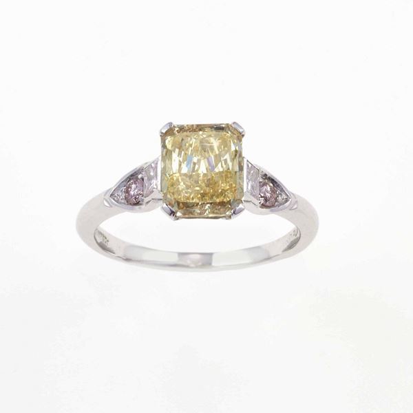 Tiffany & Co. Anello con diamante giallo taglio smeraldo di ct 2.12 e piccoli diamanti rosa sul gambo