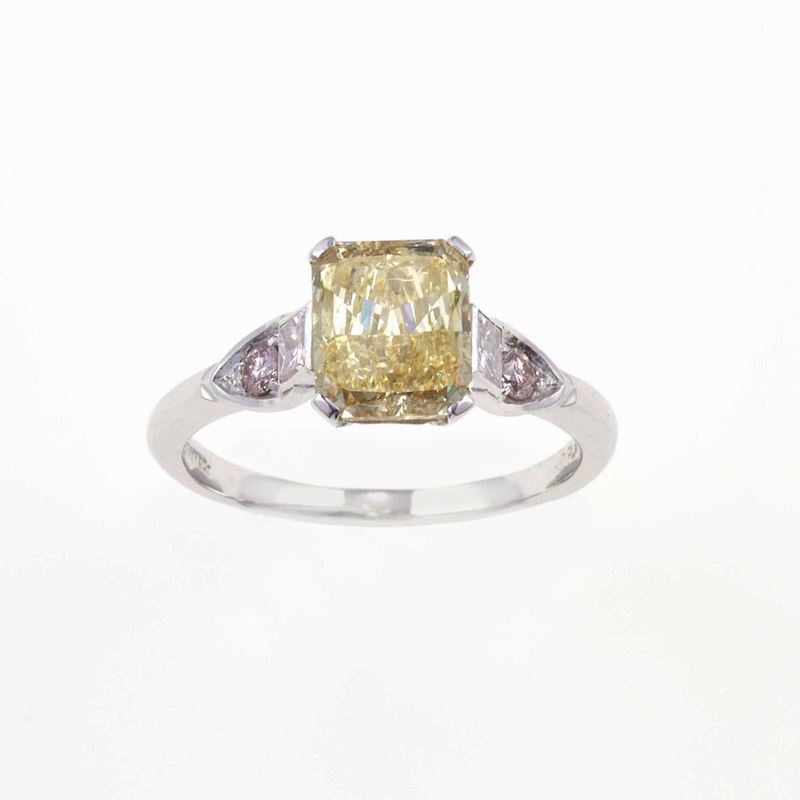 Tiffany & Co. Anello con diamante giallo taglio smeraldo di ct 2.12 e piccoli diamanti rosa sul gambo  - Asta Fine Jewels - III - Cambi Casa d'Aste