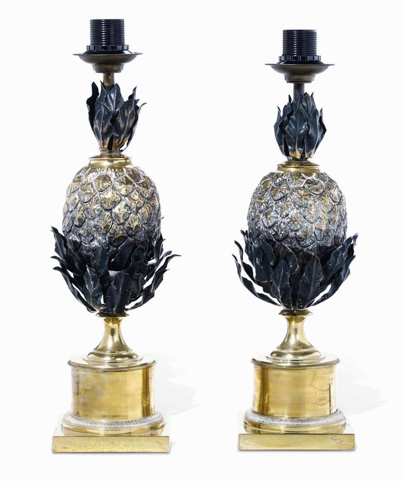 Coppia di lampade in metallo dorato a foggia di ananas, XIX secolo  - Asta Opere e arredi da collezioni lombarde e altre provenienze - Cambi Casa d'Aste