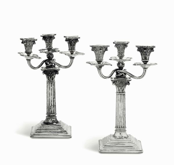Coppia di candelabri Argento fuso, sagomato e cesellato Argenteria del XX secolo Marchi non pertinenti ad imitazione dell'argenteria romana del XIX secolo