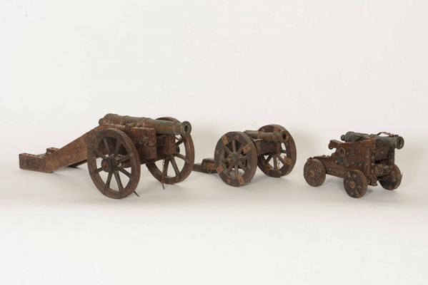 Tre modellini di cannoni