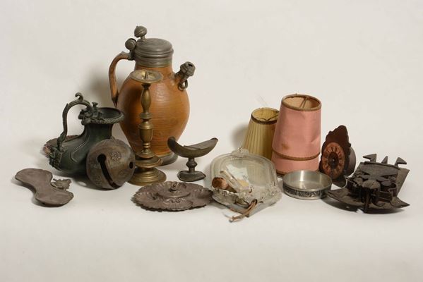 Lotto composto da oggetti vari in bronzo e materiali differenti