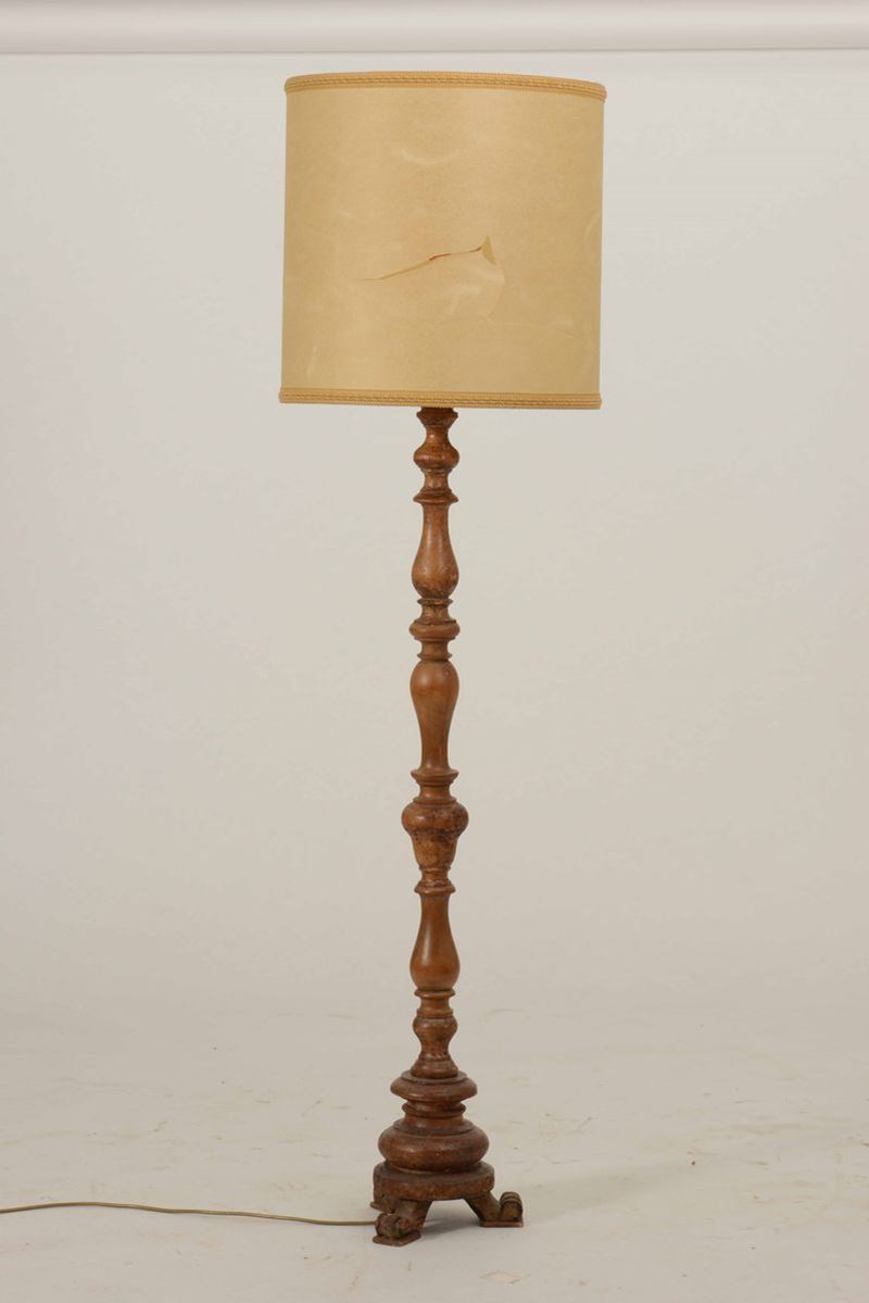 Lampada da terra con fusto in legno tornito  - Auction Fine Art February | Cambi Time - Cambi Casa d'Aste