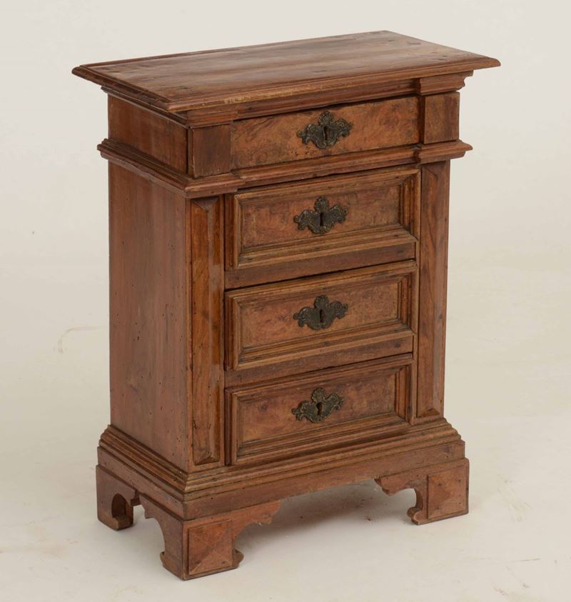 Comodino in legno a quattro cassetti, XIX secolo  - Asta Antiquariato Febbraio | Cambi Time - Cambi Casa d'Aste