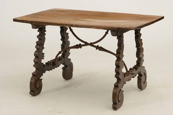 Tavolo in legno intagliato, XIX secolo