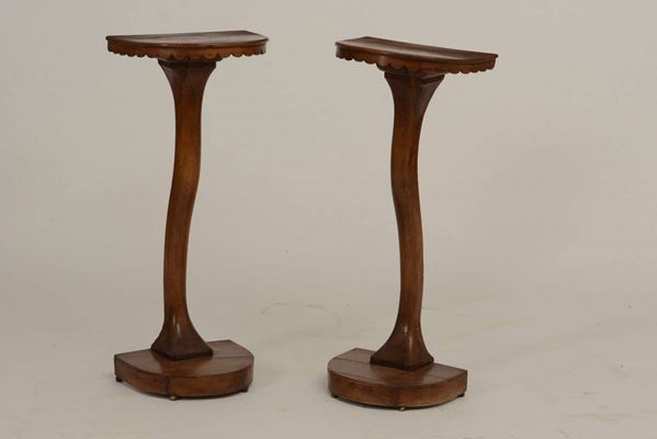 Coppia di tavolini in legno intagliato, XIX secolo