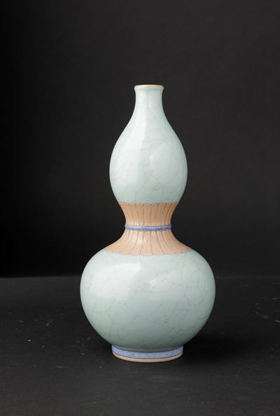 Vaso a Doppia Zucca in Porcellana Craquelè Color Celadon con Fascia Centrale a Motivi Geometrici,...