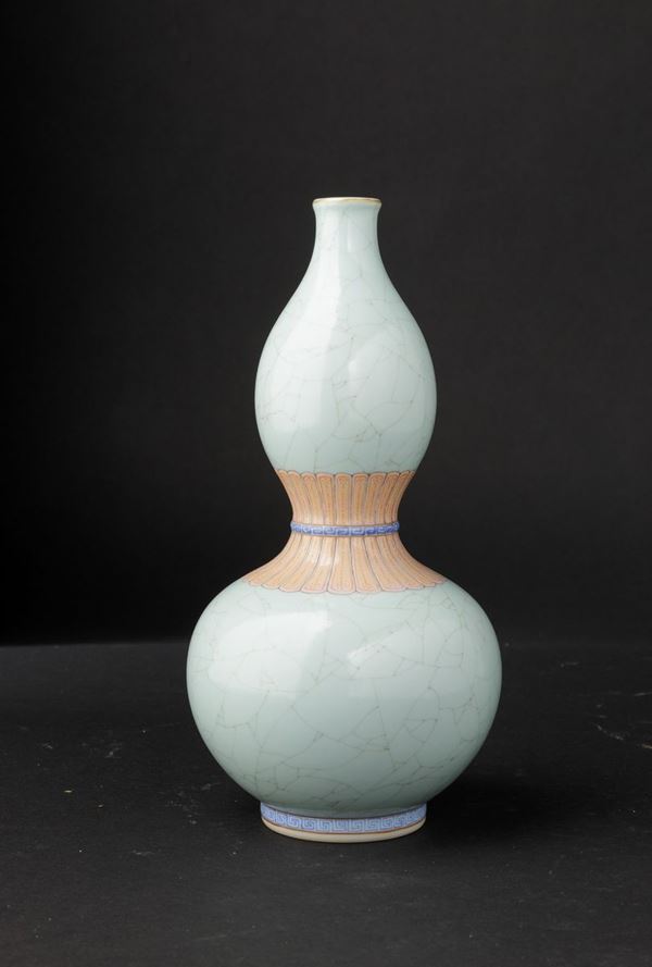 Vaso a doppia zucca in porcellana craquelè color Celadon con fascia centrale a motivi geometrici, Cina, XX secolo