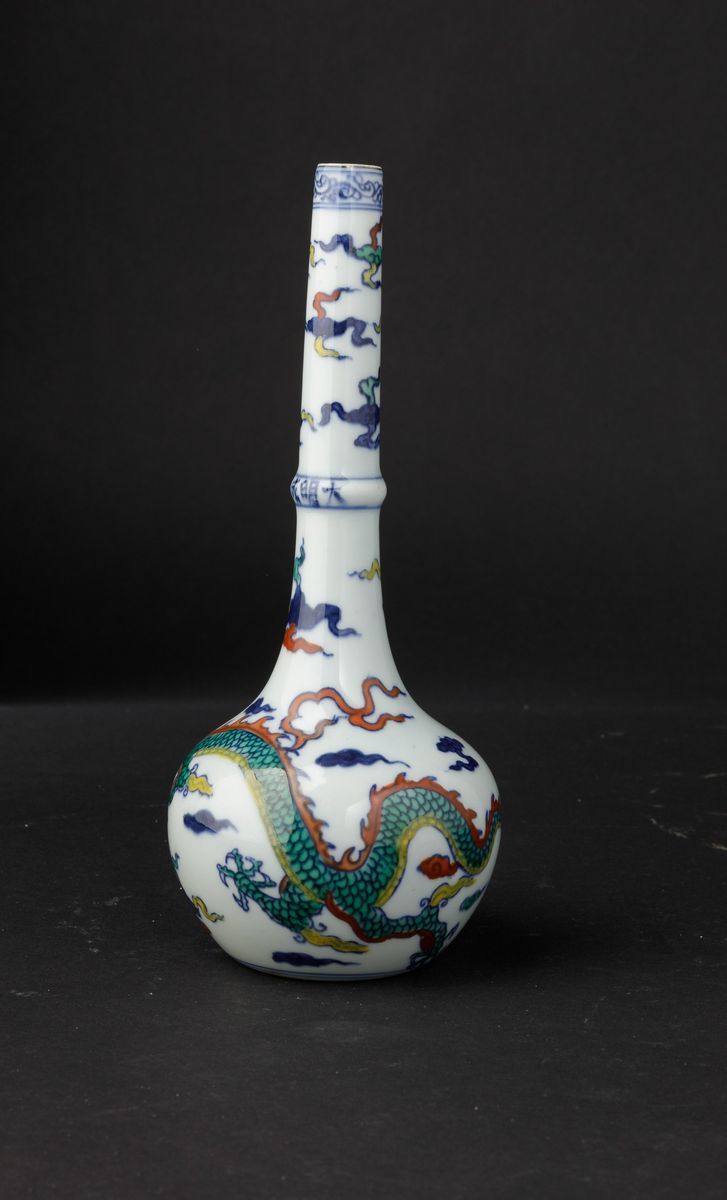 Vaso a Bottiglia in Porcellana Doucai con Decoro di Draghi tra le Nuvole, Cina, XX Secolo