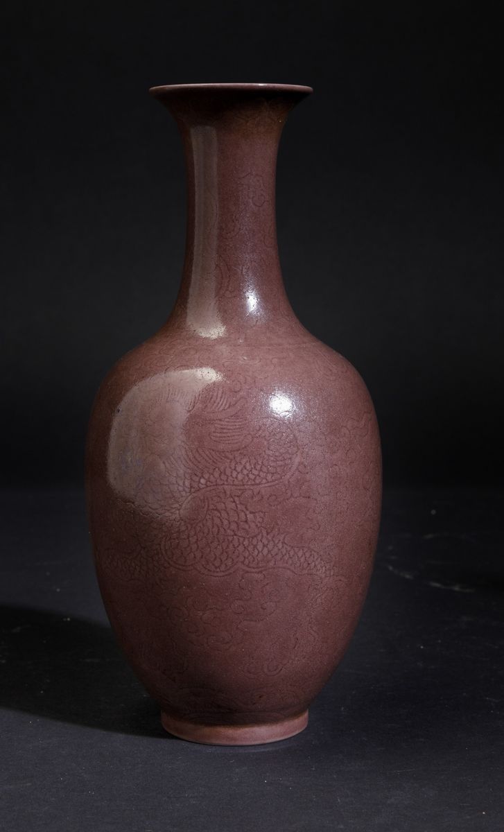 Vaso in Porcellana Monocroma Sangue di Bue con Decoro Inciso Raffigurante Drago tra le Nuvole, Ci...