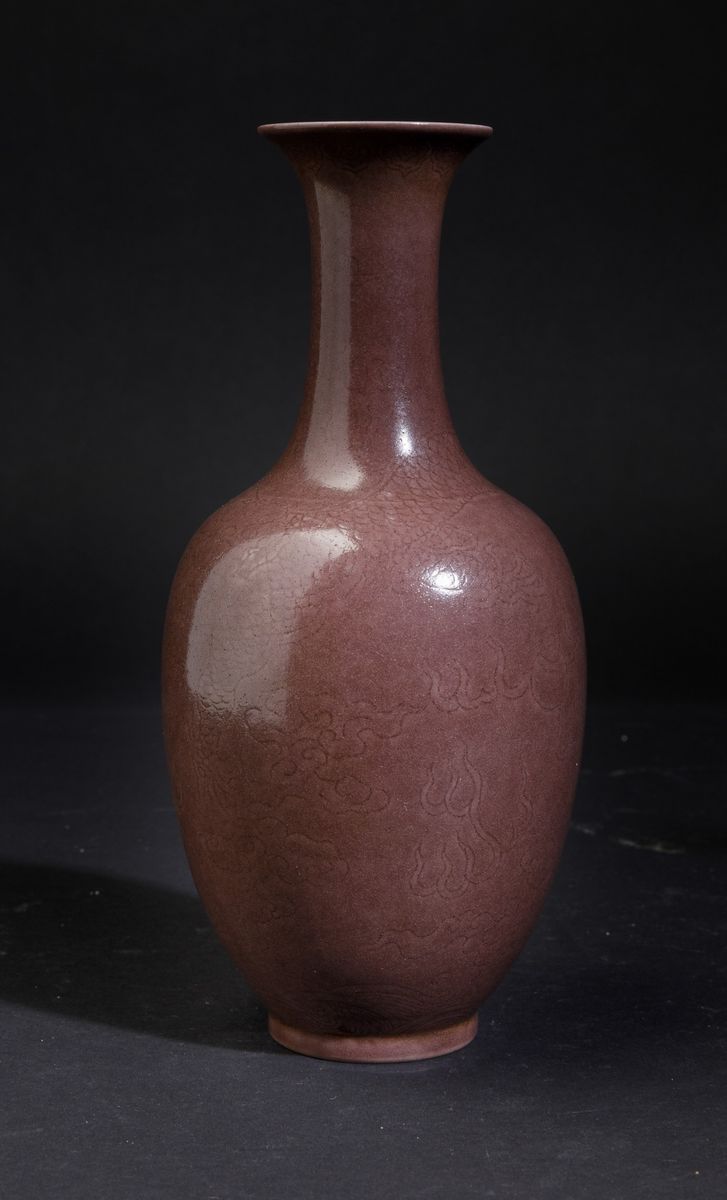 Vaso in Porcellana Monocroma Sangue di Bue con Decoro Inciso Raffigurante Drago tra le Nuvole, Ci...
