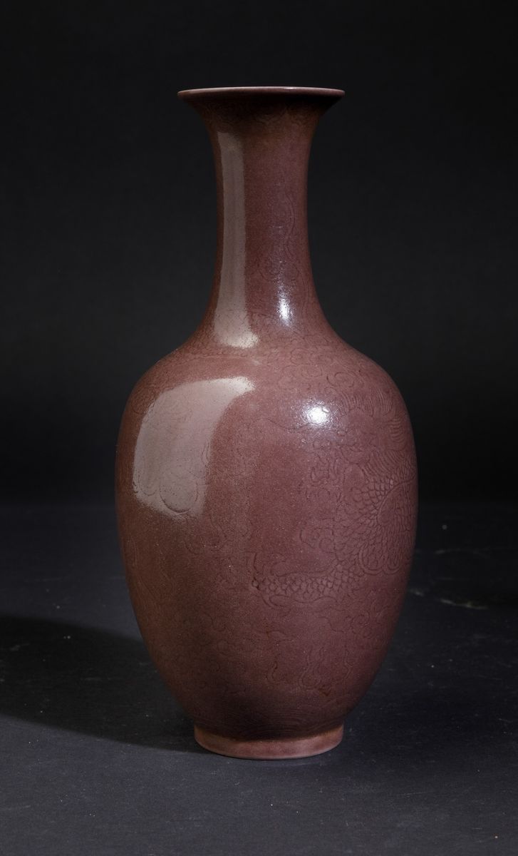 Vaso in Porcellana Monocroma Sangue di Bue con Decoro Inciso Raffigurante Drago tra le Nuvole, Ci...