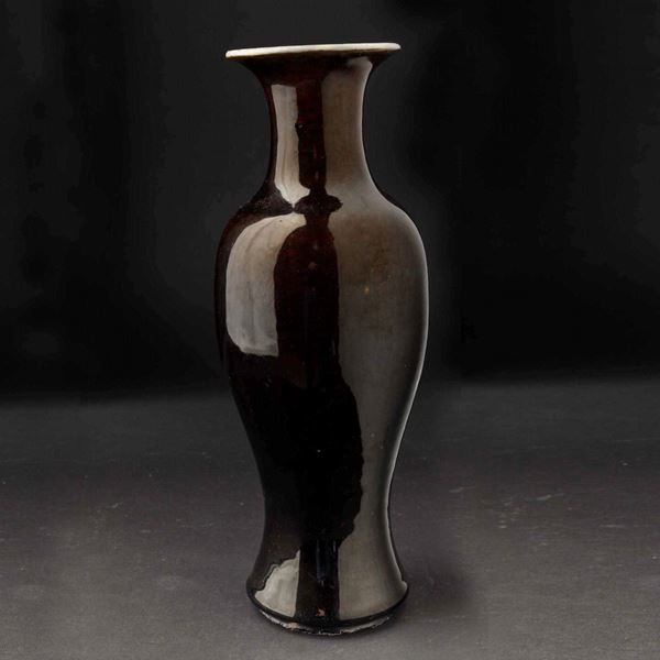 Vaso in porcellana monocroma color marrone, Cina, XX secolo