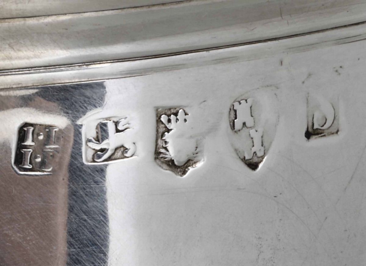 Tankard Argento Fuso, Sbalzato e Cesellato Inghilterra XVIII Secolo. Marchi della Città di Newcas...