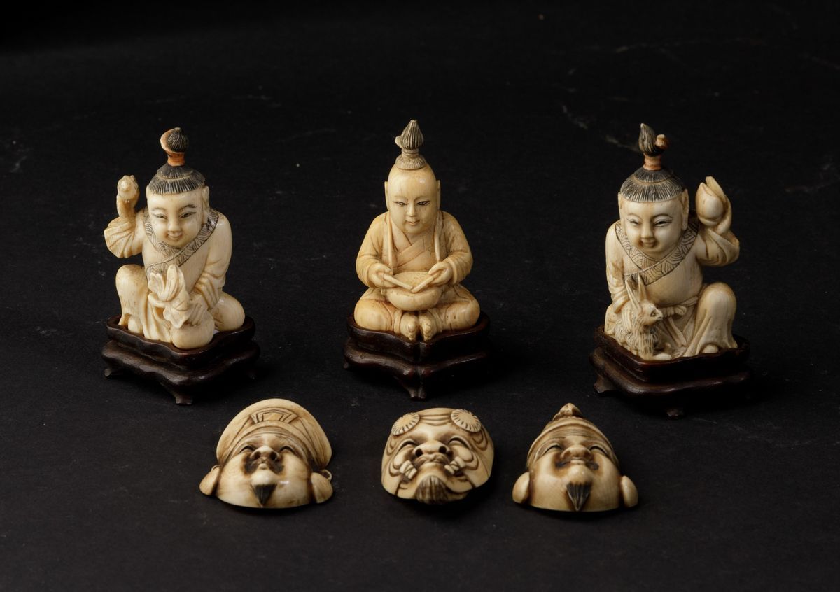 Lotto Composto da Tre Maschere e Tre Piccole Figure in Avorio, Cina, Inizio XX Secolo