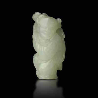 Piccola Figura di Fanciullo con Ramo Fiorito Scolpita in Giada Celadon, Cina, Dinastia Qing, Epoc...