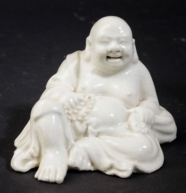 Figura di Budai seduto con collana da preghiera in porcellana Blanc de Chine, Cina, XX secolo