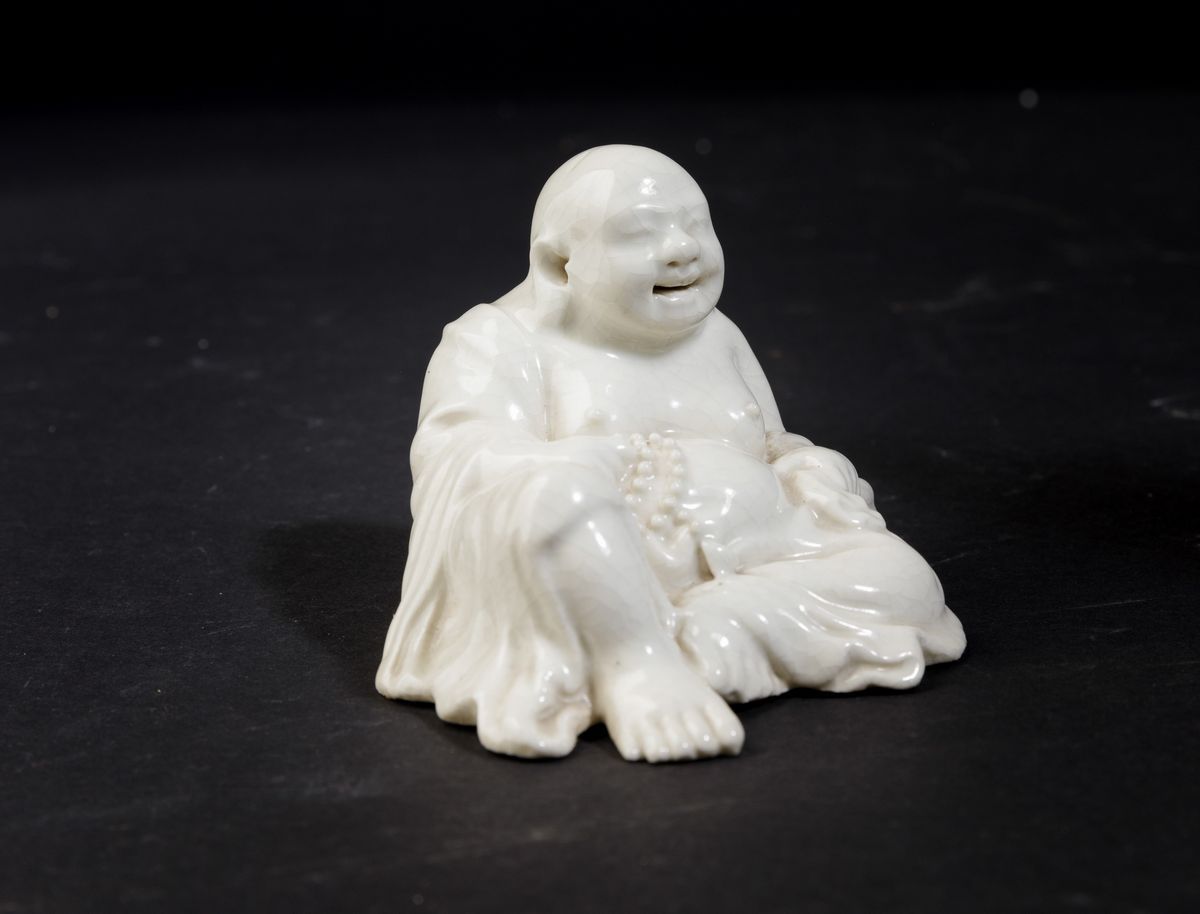 Figura di Budai Seduto con Collana da Preghiera in Porcellana Blanc De Chine, Cina, XX Secolo