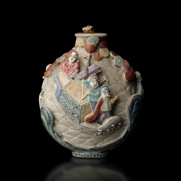 Snuff bottle in pietra con personaggi a rilievo, Cina, Dinastia Qing, XIX secolo