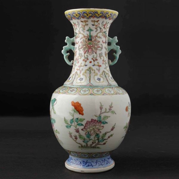 Vaso in porcellana con piccole anse sagomate, soggetti naturalistici e motivi a fiore di loto, Cina, Dinastia Qing, epoca Qianlong (1736-1796)