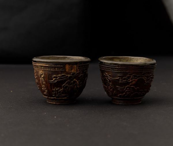 Due piccole coppe scolpite in legno con scene di vita comune e iscrizioni, Cina, Dinastia Qing, XIX secolo