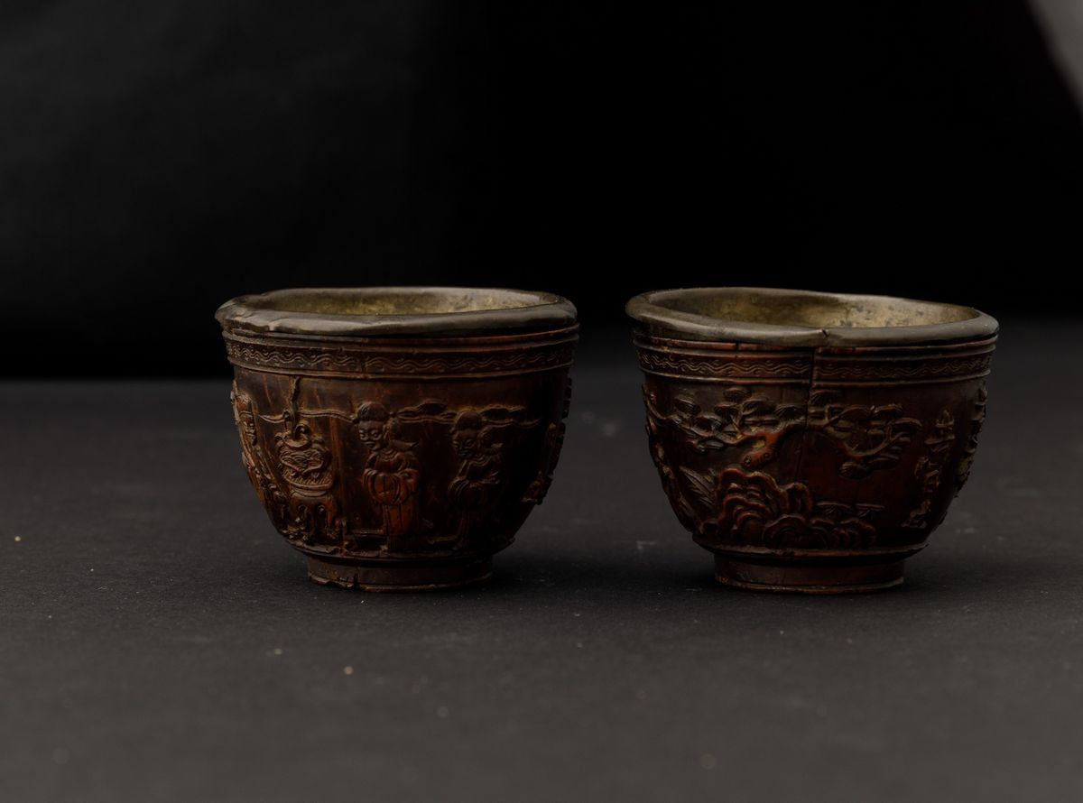 Due Piccole Coppe Scolpite in Legno con Scene di Vita Comune e Iscrizioni, Cina, Dinastia Qing, X...