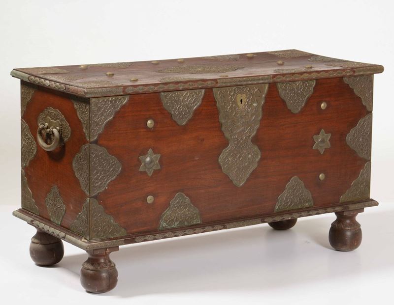 Cassa in legno con applicazioni in rame sbalzato e borchie, Indonesia, XX secolo  - Auction Antiques | Time Auction - Cambi Casa d'Aste