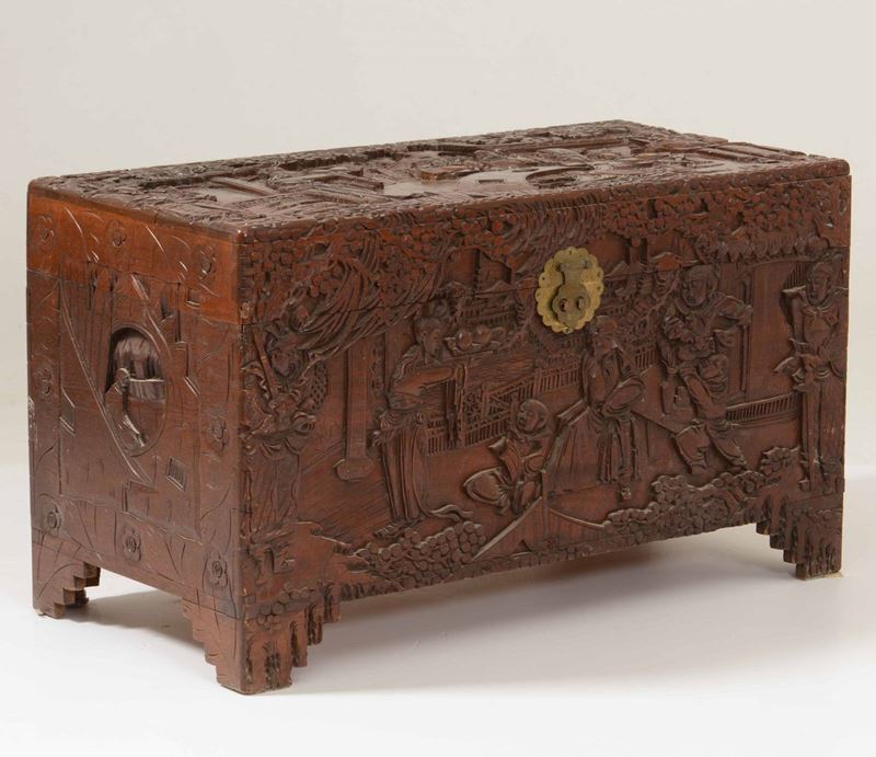 Baule in canfora intagliata con scene di vita, Cina XX secolo  - Auction Antiques | Time Auction - Cambi Casa d'Aste