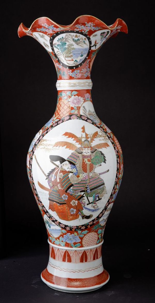 Coppia di vasi in porcellana Kutani con decori floreali e cavalieri entro riserve, Giappone, periodo Meiji (1868-1912)