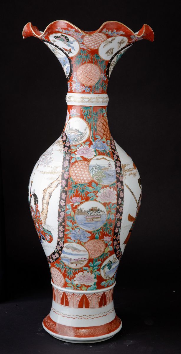 Coppia di vasi in porcellana Kutani, decori floreali con cavalieri, Giappone, periodo Meiji (1868...