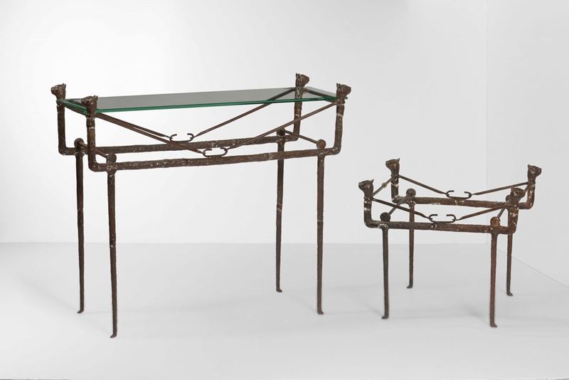 Set di consolle e tavolino, uno con vetro e uno senza, con struttura in fusione di metallo.  - Auction Design Lab - Cambi Casa d'Aste