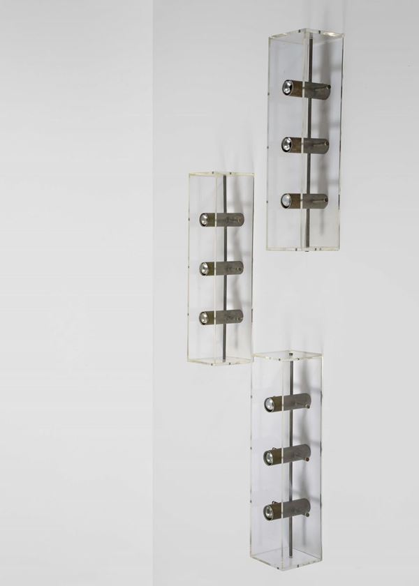 Tre lampade a parete con struttura in ottone nichelato e diffusore in perspex.