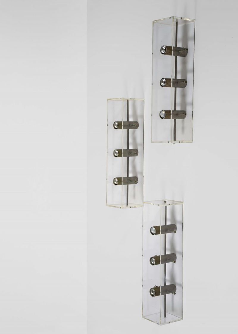 Tre lampade a parete con struttura in ottone nichelato e diffusore in perspex.  - Auction Design - Cambi Casa d'Aste