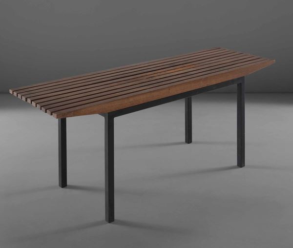 Panca con piano in legno a listelli e struttura in metallo laccato.