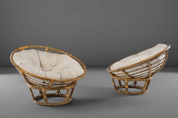 Coppia di poltrone con posizione della seduta regolabile e orientabile su base fissa. Struttura in bamboo e vimini con cuscini rivestiti in tessuto.
