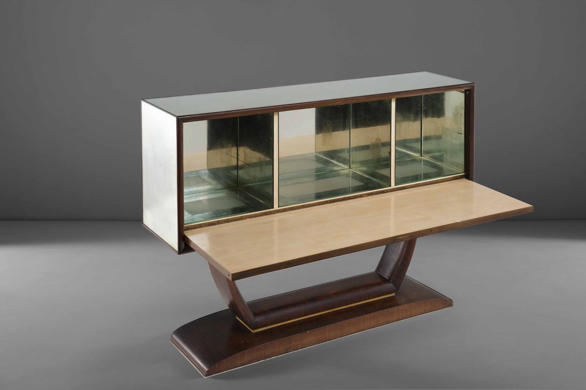 Grande Mobile Bar con Struttura in Legno, Dettagli in Ottone e Rivestimenti in Pergamena. Piani e...