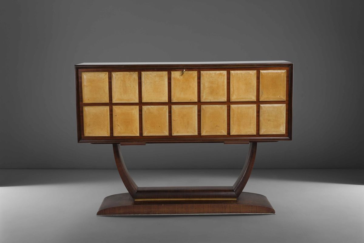 Grande Mobile Bar con Struttura in Legno, Dettagli in Ottone e Rivestimenti in Pergamena. Piani e...