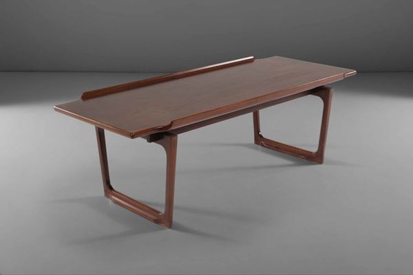 Tavolo basso con struttura in legno e piano con bordo a vassoio.