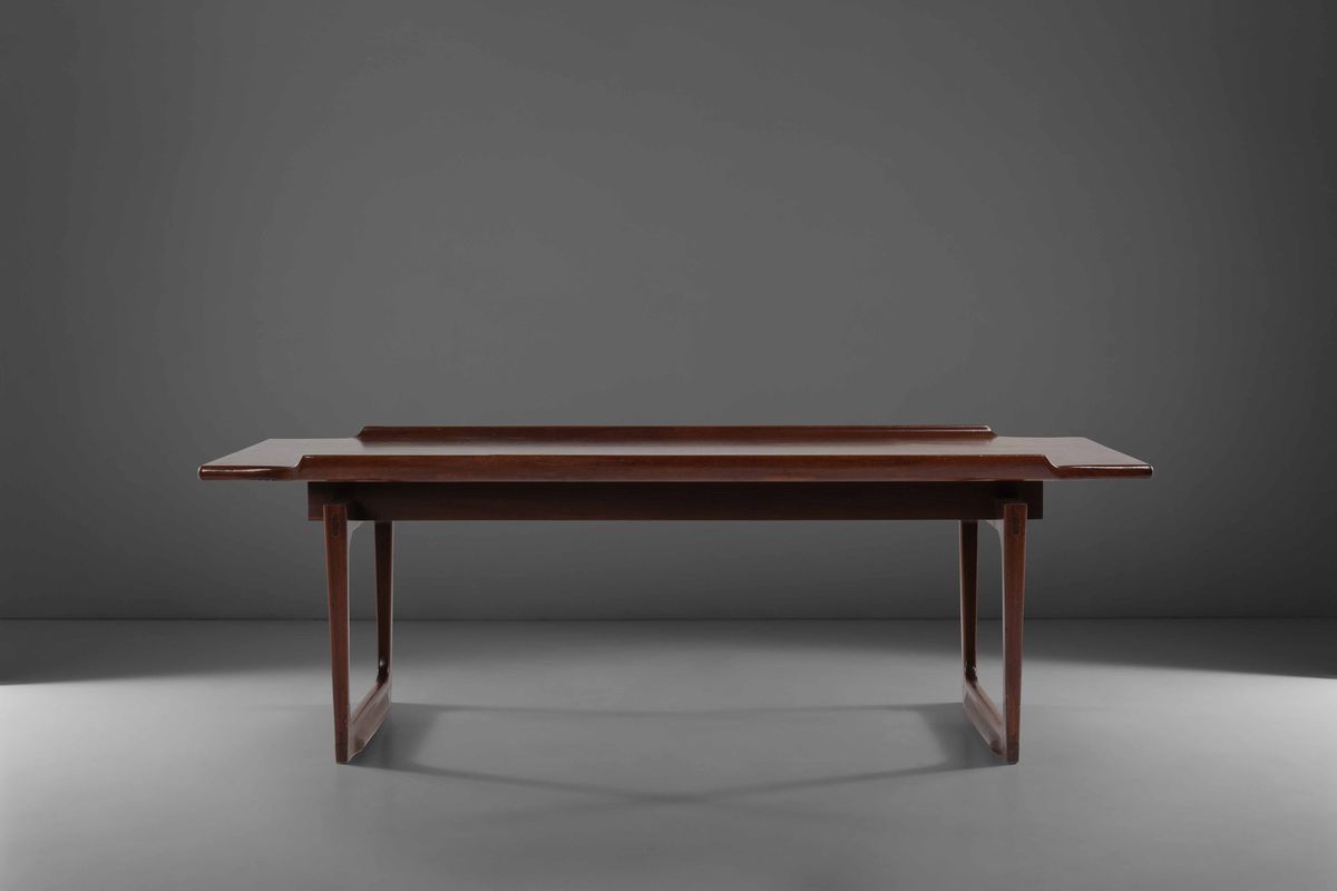 Tavolo Basso con Struttura in Legno e Piano con Bordo a Vassoio.