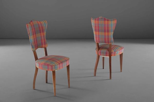 Due sedie in legno con rivestimenti in tessuto.