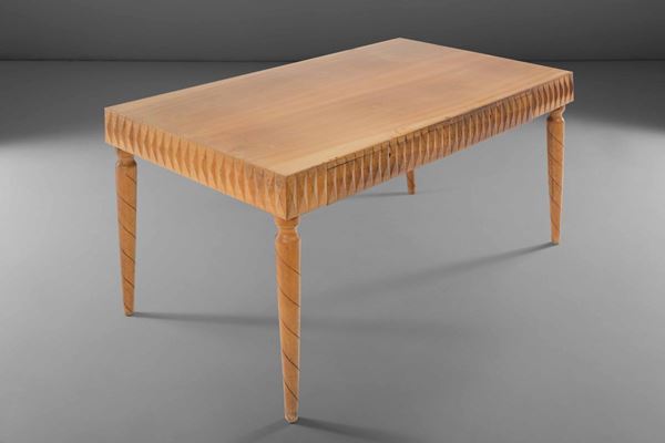 Tavolo con struttura in legno e legno lavorato.