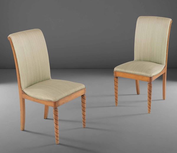 Coppia di sedie con struttura in legno e legno lavorato. Rivestimenti in tessuto.
