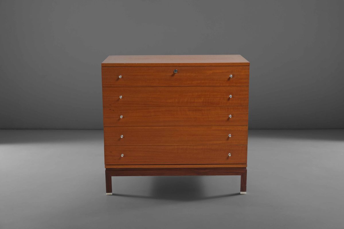 Cassettiera con Struttura in Legno e Legno Laccato. Dettagli in Metallo.