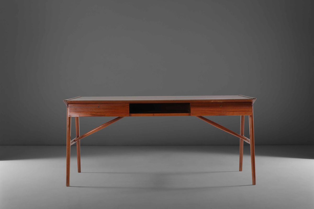 Scrivania con Struttura in Legno con Cassetti.