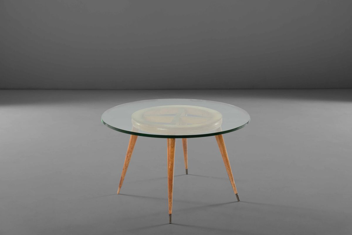 Tavolo Basso con Sostegno in Legno, Puntali in Ottone e Piano in Cristallo Molato.