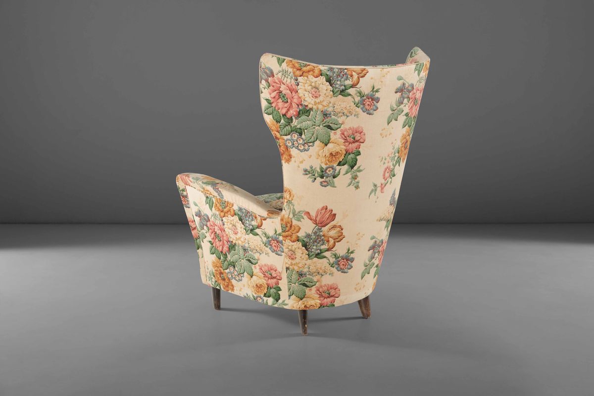 Poltrona con Struttura in Legno e Rivestimenti in Tessuto.