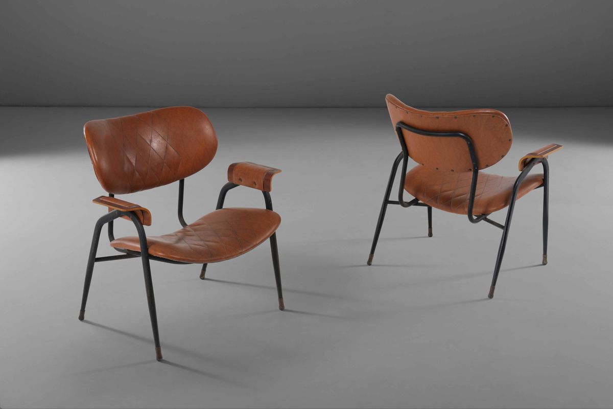 Coppia di Poltroncine con Struttura in Metallo Laccato e Legno, Rivestimenti in Pelle.
