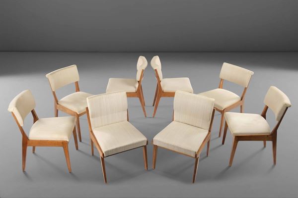 Set di due poltroncine e sei sedie con struttura in legno e con rivestimenti in tessuto.